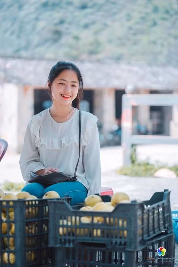 Khoảnh khắc Vàng Thị Sinh bán lê trước cổng dinh thự vua Mèo, nhận được vô số lời khen ngợi của độc giả bởi gương mặt trong sáng, tự nhiên và vô cùng đáng yêu của mình.