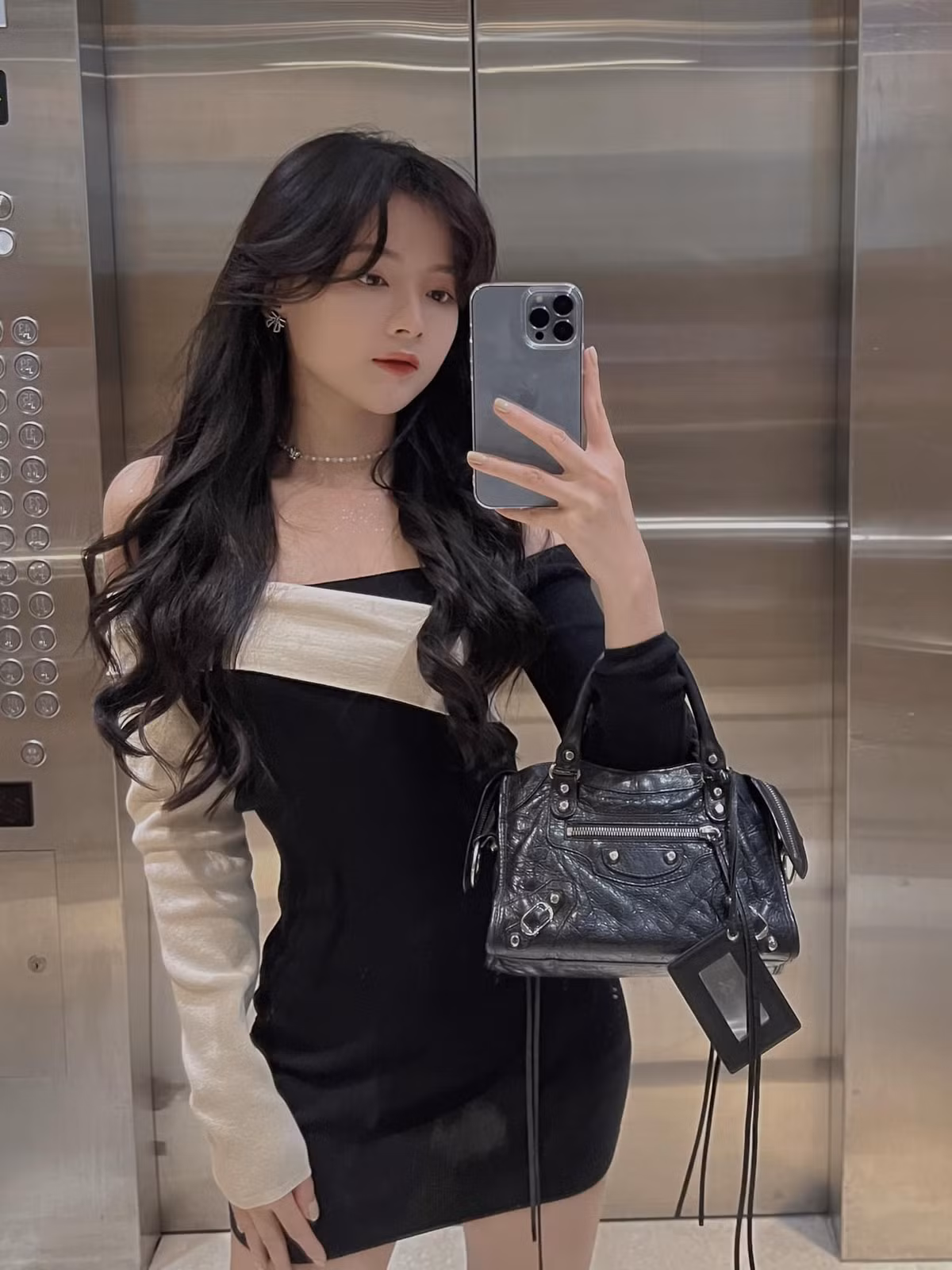 Trên trang cá nhân, hot girl tích cực chia sẻ nhiều hình ảnh gợi cảm.