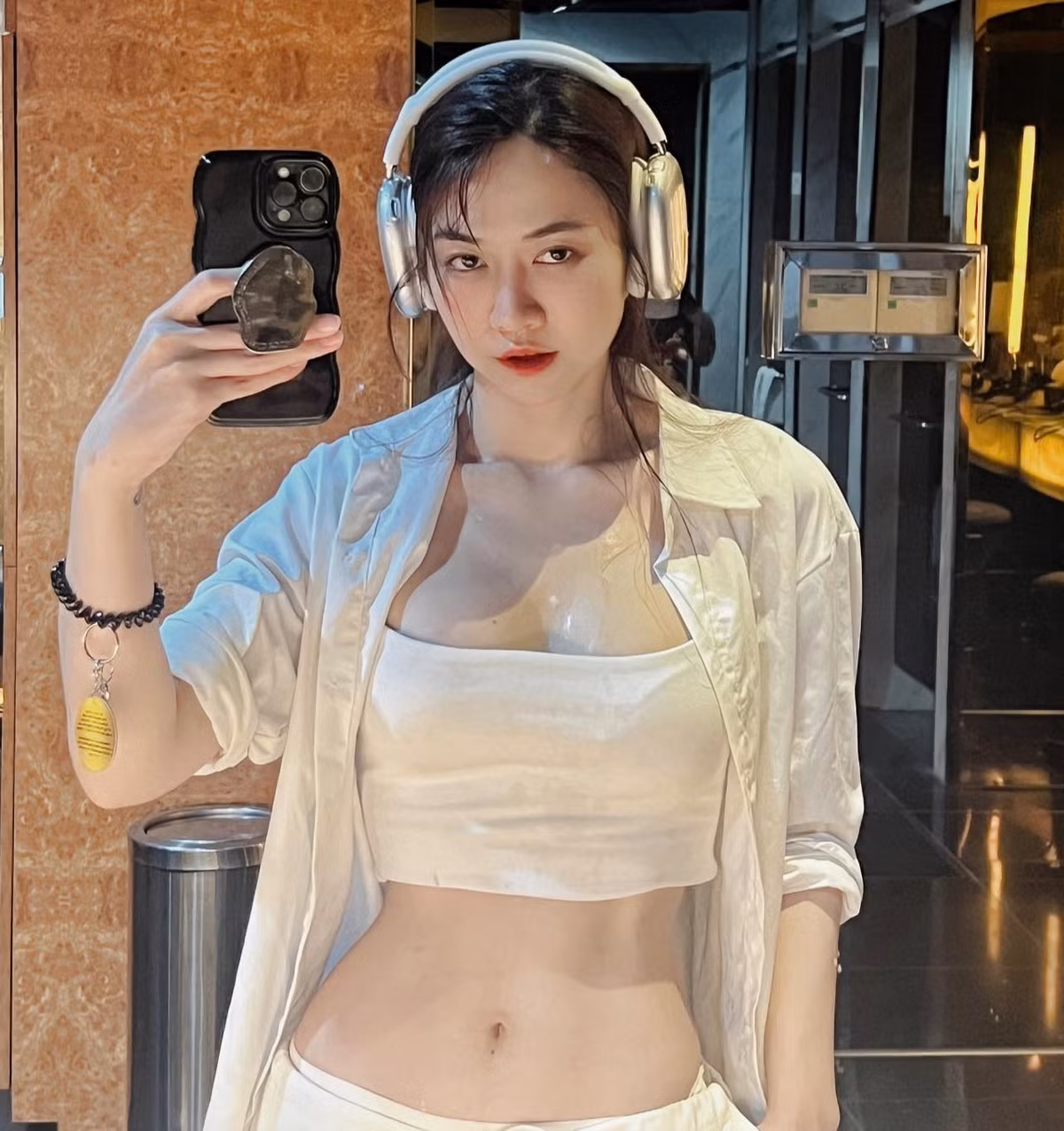 Bên cạnh đó, dù đang thử sức trong công việc mới là MC truyền hình, nhưng có vẻ Lê Bống vẫn không quên nghề nghiệp chính của mình là nhảy "đu trend" TikTok.