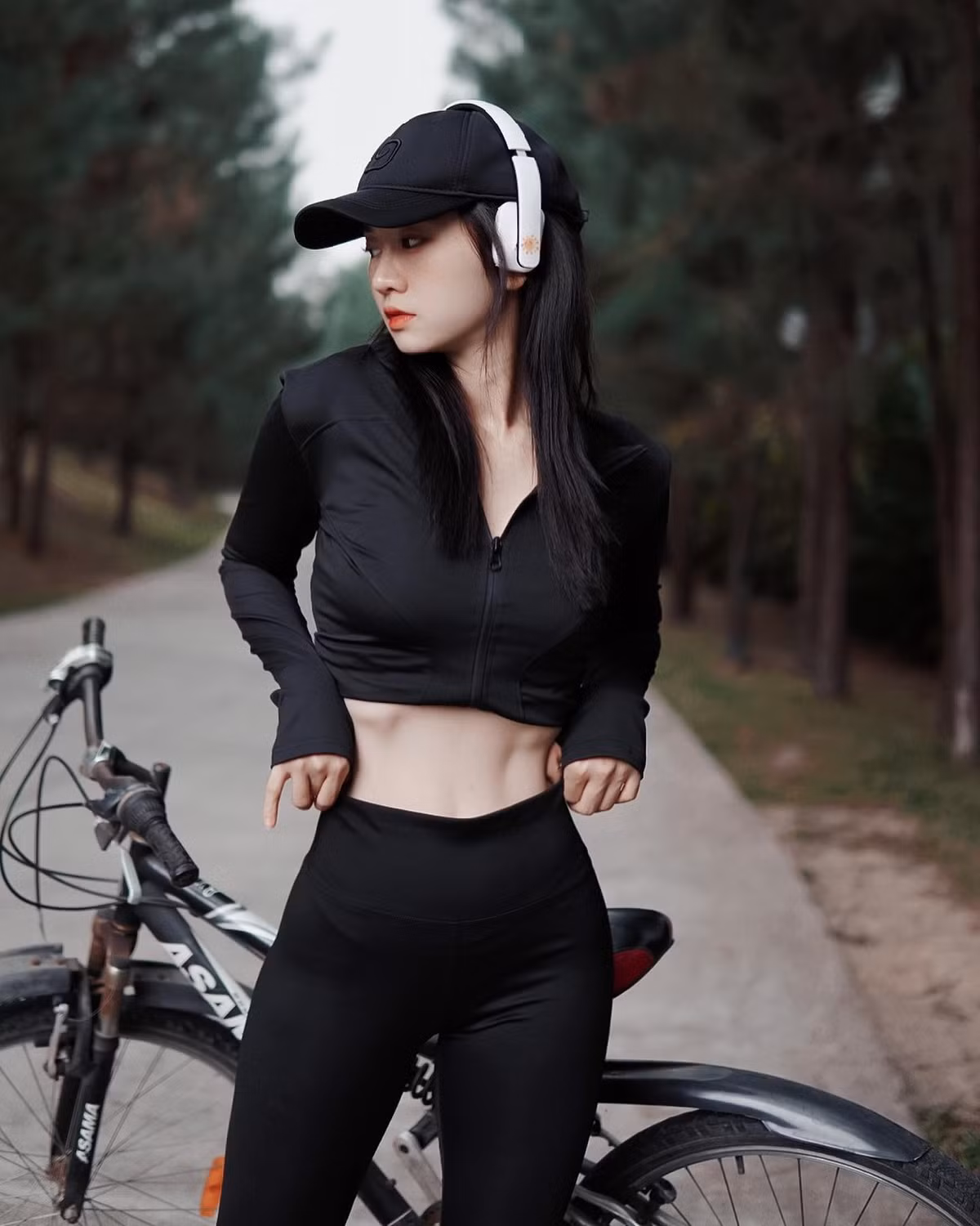 Cư dân mạng cho rằng ảnh của Lê Bống đã được chỉnh sửa khá nhiều vì ngoài đời không được lung linh, hoàn mỹ như thế.