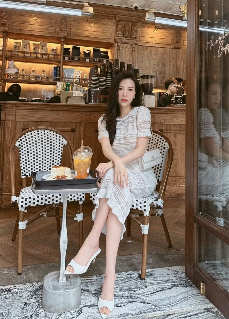 “Người ta bảo muốn biết lòng dạ đàn ông, hãy đến khoa sản của bệnh viện. Nhưng thực tế là mẹ đã nhìn thấy một người đàn ông đầy tình yêu, ấm áp và trách nhiệm ngay từ những ngày đầu gặp bố, vậy nên mẹ yêu bố và Leo của mẹ chào đời”, một trong những lần hiếm hoi cô khoe khéo bạn đời.