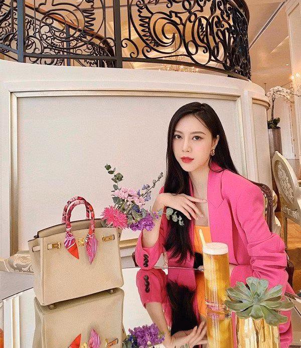 Bên cạnh item xa xỉ này, cũng có không ít lần cựu hot girl hàng không làm các fan trầm trồ với những màn lên đồ "toát mùi tiền".