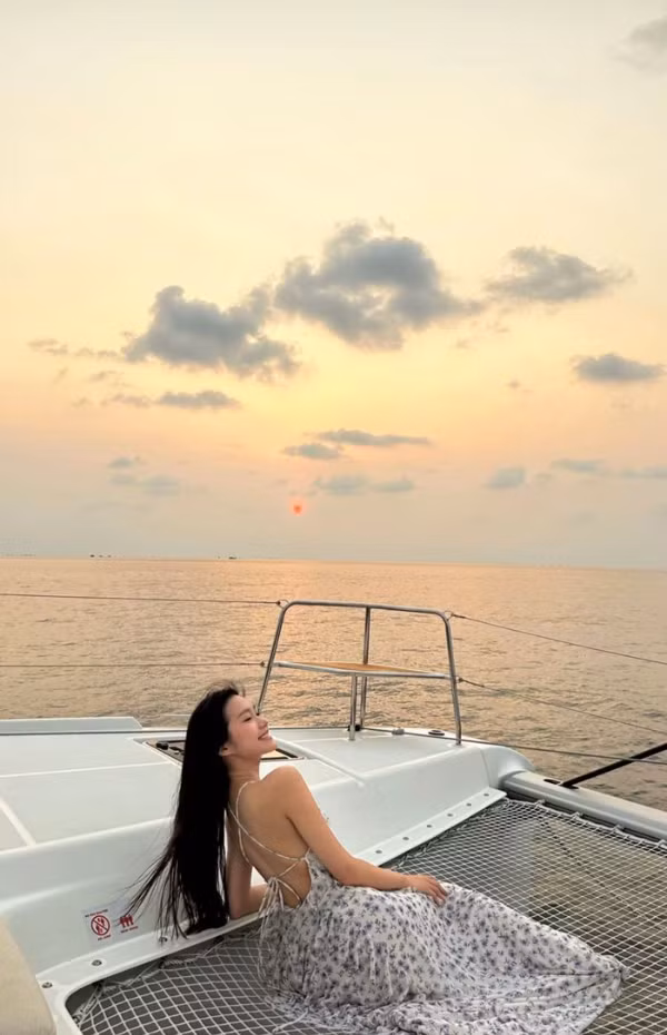 Cô nhận được nhiều lời khen ngợi xinh đẹp. Đoàn Văn Hậu cũng chính là người đã chụp cho bạn gái những bức ảnh xinh đẹp, ngọt ngào này.