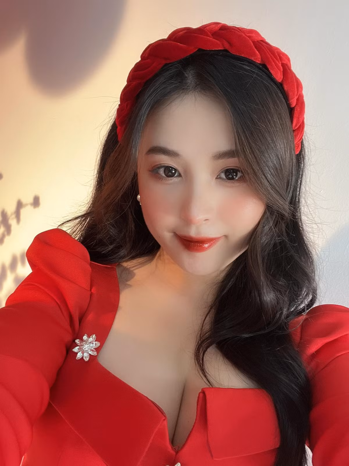 Không ít fan dành lời khen cho cô nàng vì ngày càng xinh đẹp, mặn mà dù đã là mẹ 1 con.