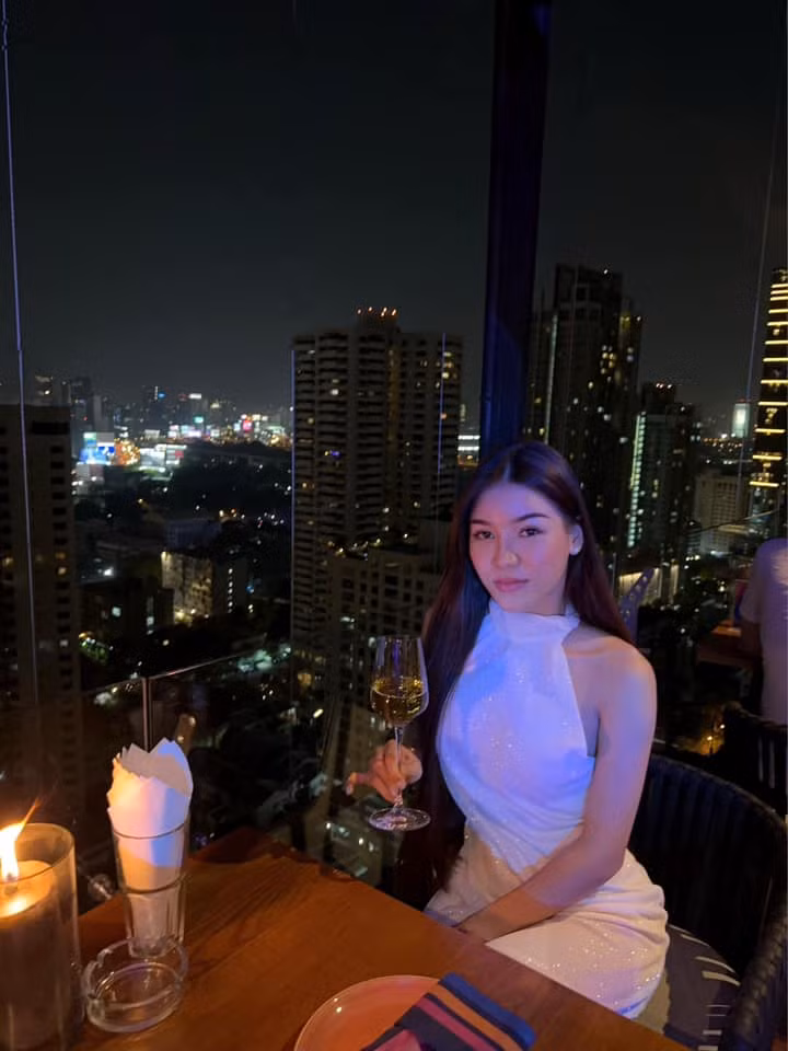 Làm bạn gái của thủ môn Đặng Văn Lâm nên cô nàng không ít lần có người nhận ra cô ngoài đời.