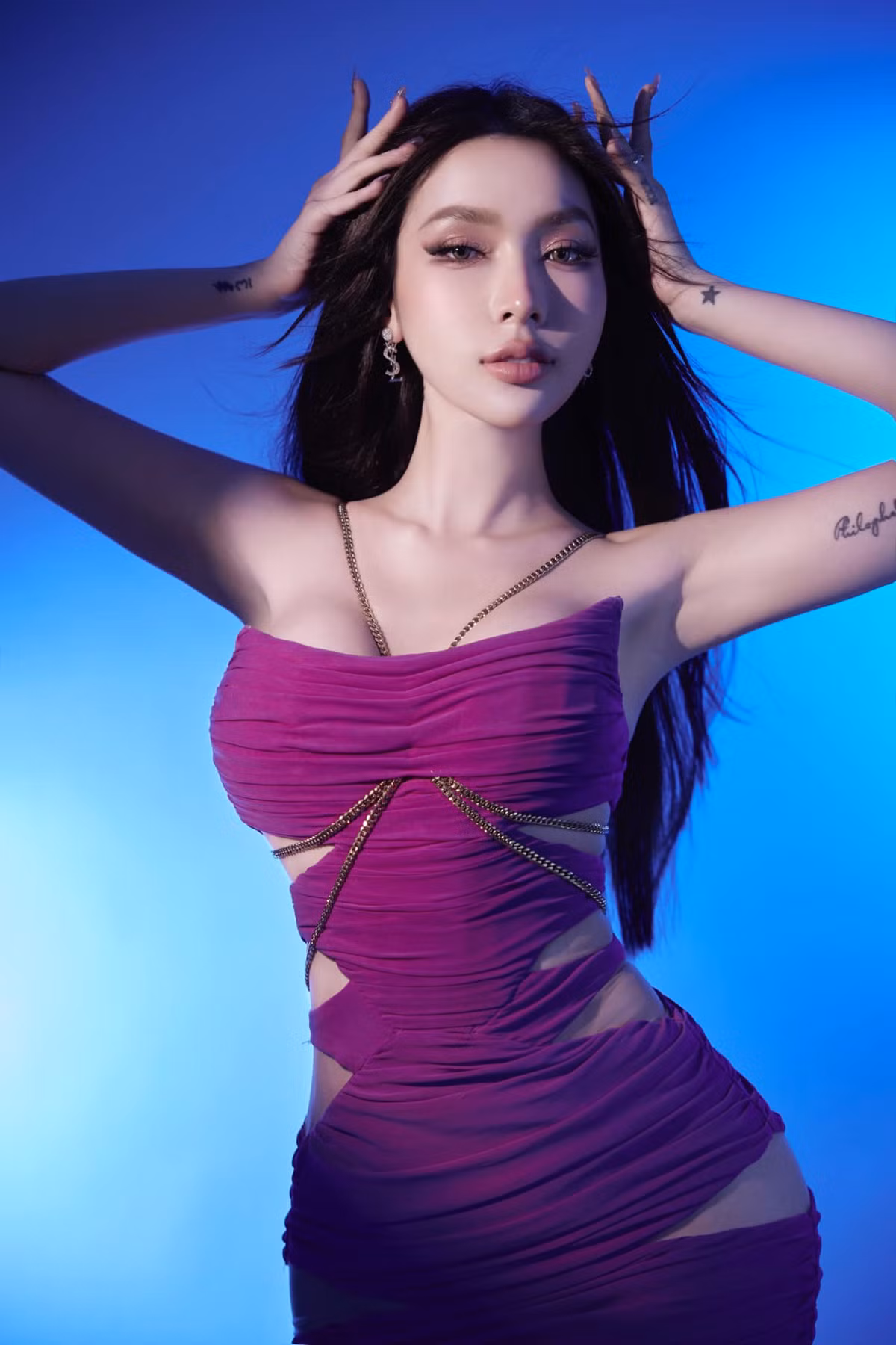 Một vài người bình luận, nhan sắc và thân hình của mơ ước của Mym Trần là điều mà rất nhiều cô gái mong muốn có được.