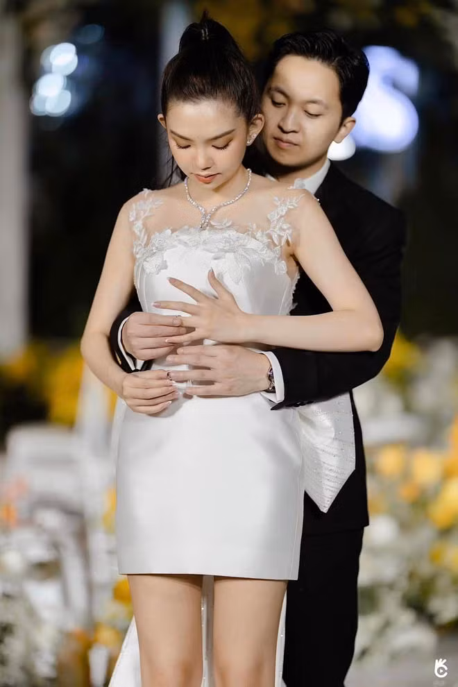 Trong đám cưới, Tuyết Nhi diện 2 váy cưới của NTK Việt Nam được thực hiện theo ý tưởng của mình.