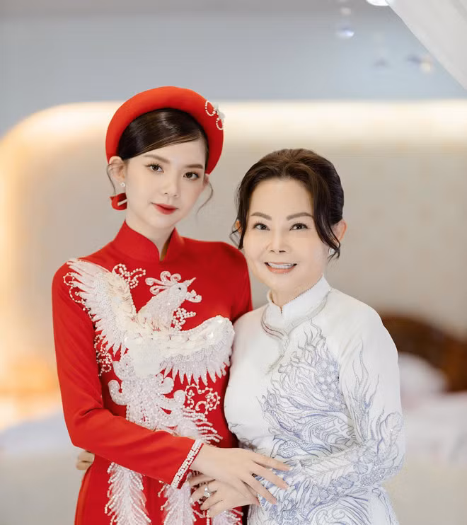 Sau khi tổ chức đám cưới bên Mỹ, mới đây clip về hôn lễ mang tên "Khu vườn của ba mẹ" của cô dâu An Giang tại quê nhà cũng nhận được nhiều lượt xem không kém bởi sự xa hoa, hoành tráng.