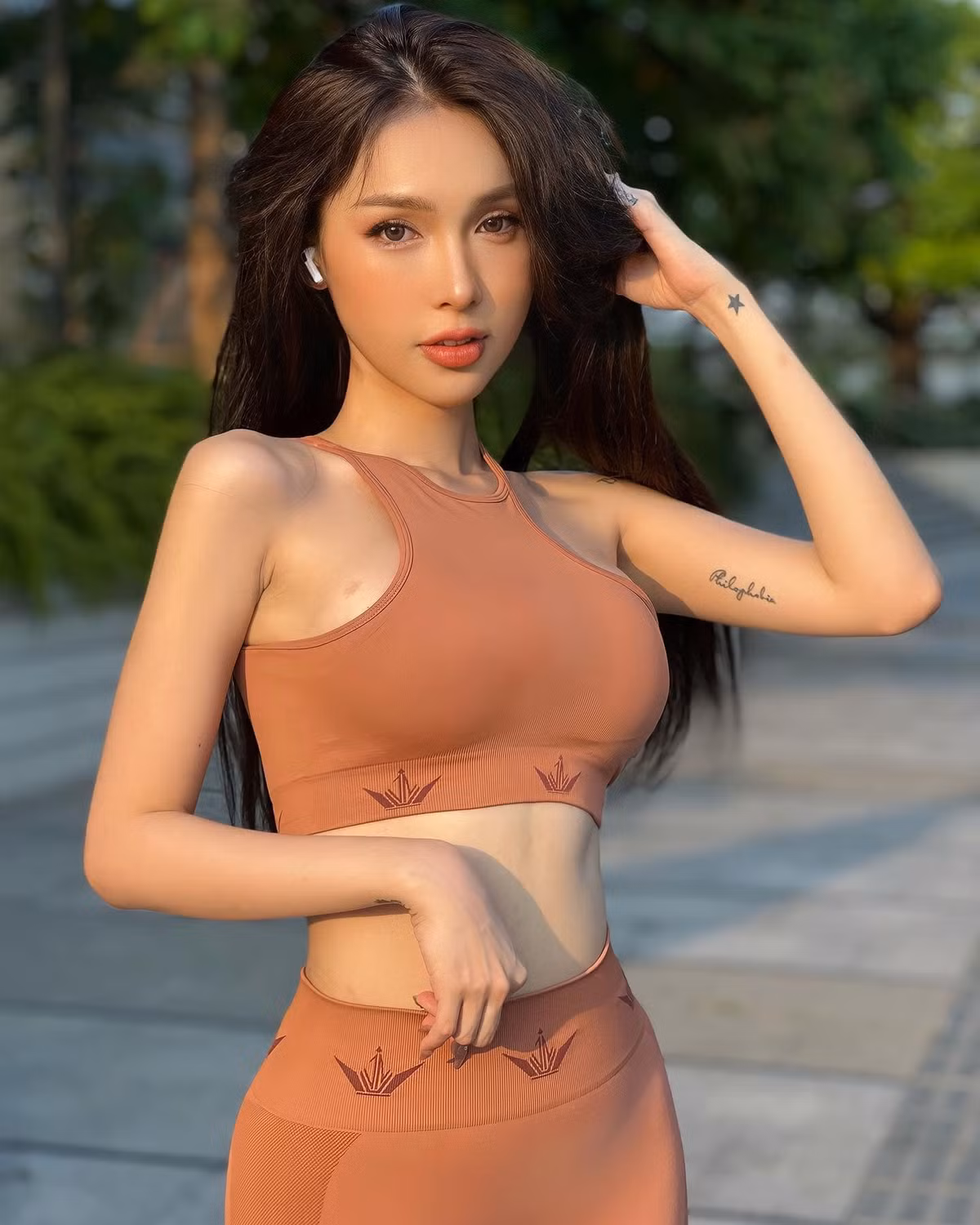 May mắn của Mym Trần là cô vốn sở hữu nhan sắc xinh đẹp, thân hình mảnh mai, điều này tạo bước nền cho cô trong hành trình chuyển giới. Ảnh: FBNV