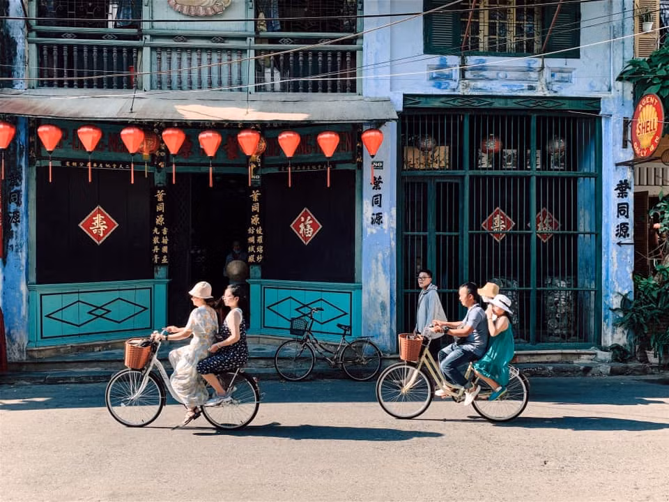 Được biết nguồn thu từ việc bán vé tham quan phục vụ cho việc trùng tu di sản, cải tạo hạ tầng trong khu phố cổ, phục vụ tổ chức các sự kiện du lịch, cũng như hỗ trợ người dân trong việc trùng tu cải tạo nhà. Ảnh: Huỳnh Ngọc Duy Nguyên