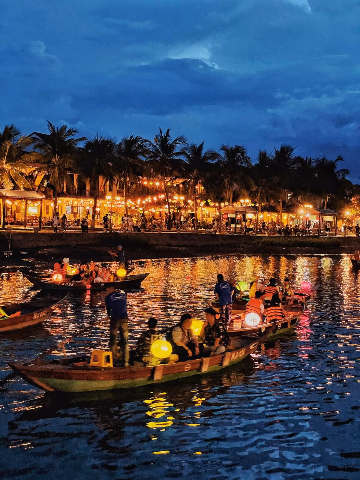 Hoi An thu phi du khach, gioi tre ru nhau check in som