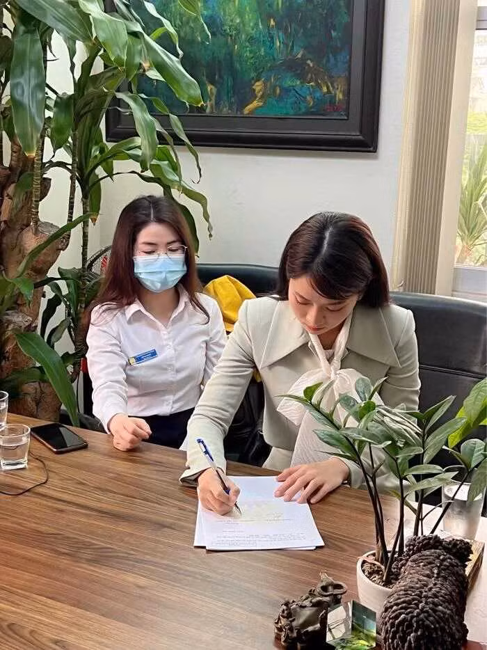 Ngay lập tức, Lê Bống bức xúc phủ nhận về thông tin cô có phát ngôn trên. Ngoài ra cô chia sẻ ảnh làm việc cùng luật sư, giải quyết việc lan truyền thông tin sai sự thật về mình.