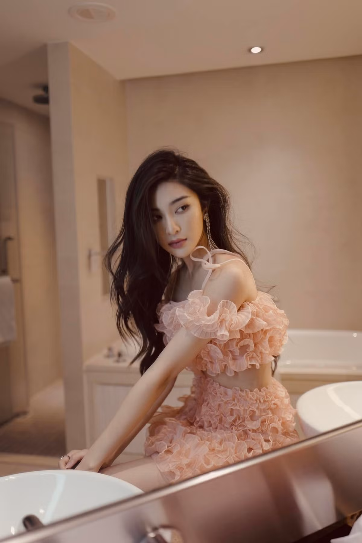 Liên quan đến ồn ào lộ clip "nóng", hot girl Linh Trương mấy ngày qua đang là nhân vật nhận về nhiều sự quan tâm từ cư dân mạng.
