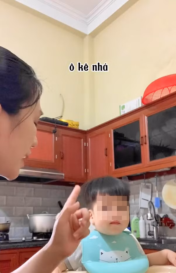 Đoạn clip được tài khoản Gia Đậu đang 1 tuổi chia sẻ làm netizen thích thú bởi cách cho con ăn của một bà mẹ Gen Z. Không năn nỉ hay dỗ con con ăn, bà mẹ này phải dùng biện pháp mạnh, mặc con không chịu ăn uống.