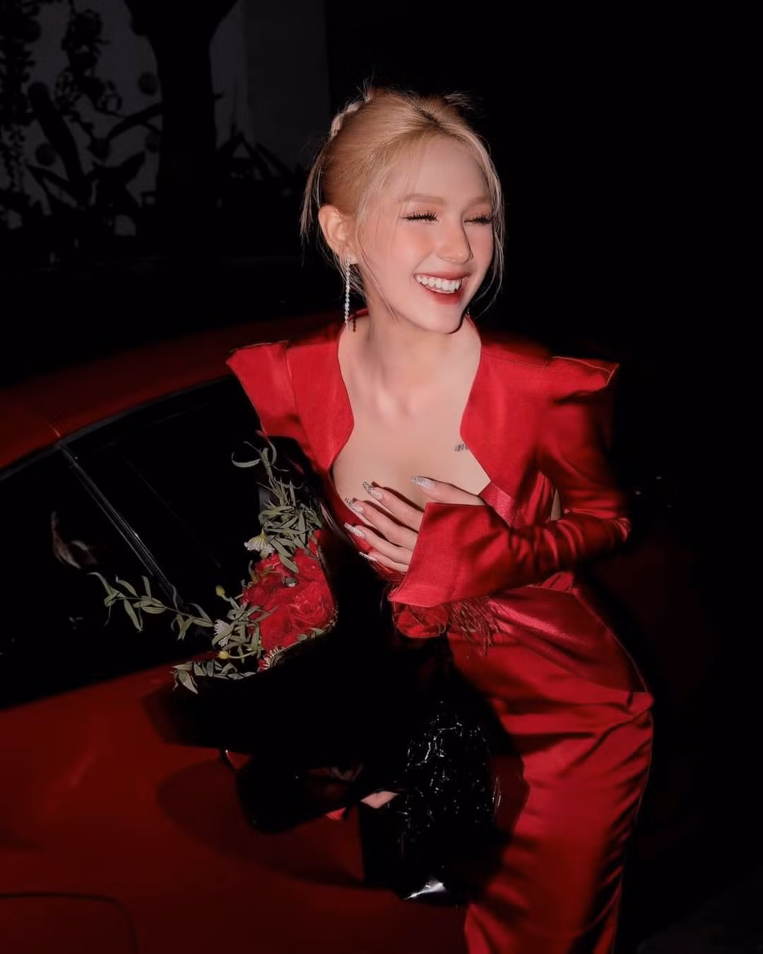 Xoài Non không những được chồng yêu thương mà còn được lòng cả bố mẹ chồng. Trước đó từng chia sẻ với khán giả, Xoài Non tâm sự sẽ được tặng quà khủng nếu sinh được em bé dù là trai hay gái. Ảnh: FBNV