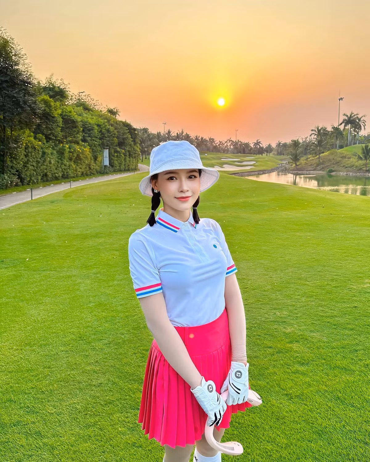 Mỹ nhân Sài Thành còn gây sốt khi xây tiếp siêu biệt thự. Ước tính số tài sản của cô hiện tại phải gần trăm tỷ.