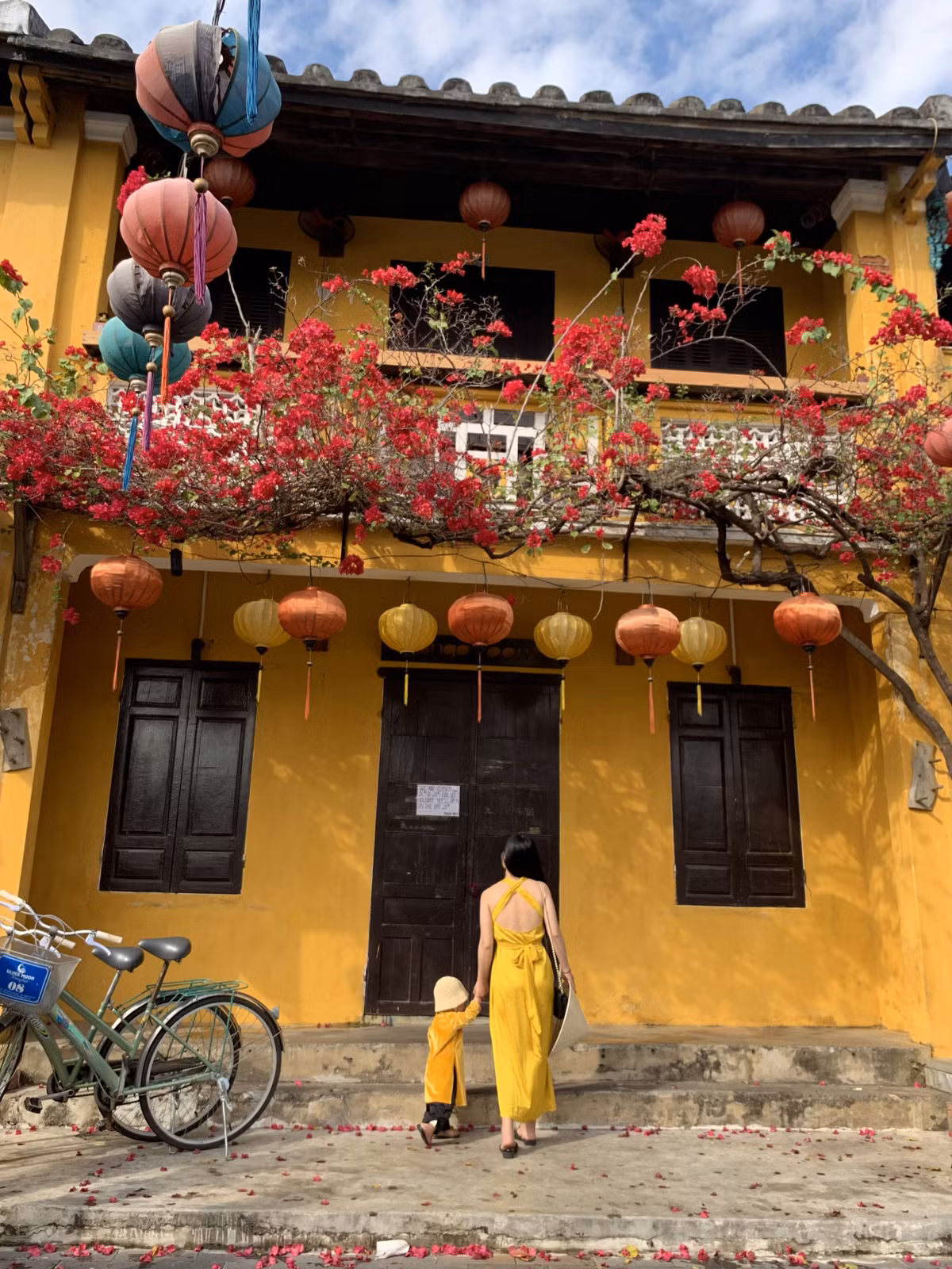 Từng giàn hoa giấy nở rực rỡ ôm trọn những ngôi nhà cổ là một background đơn giản nhưng cực “nghệ”.