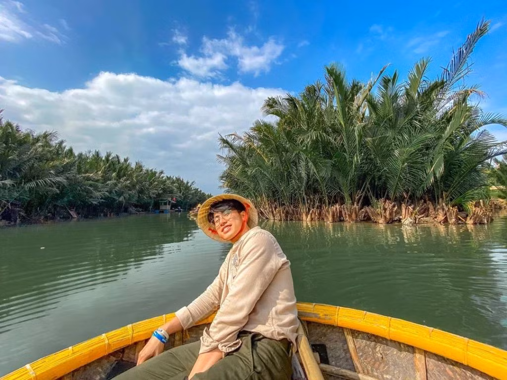 Đây cũng là địa điểm check-in được rất nhiều du khách yêu thích bởi vẻ mộc mạc tự nhiên của miền sông nước, được ví như miền Tây thu nhỏ. Ảnh: Internet