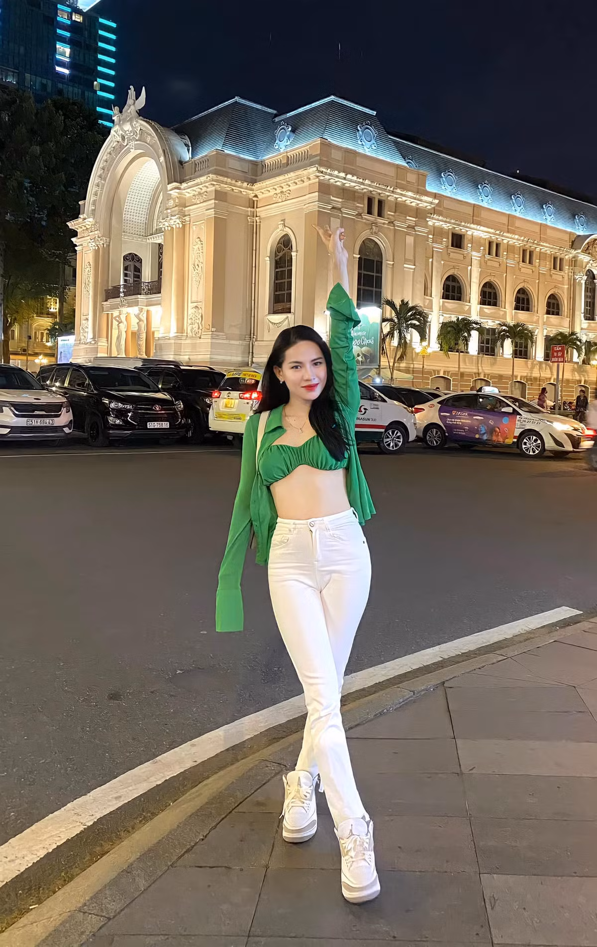 Có thể thấy, khi chưa phẫu thuật thẩm mỹ Hà Linh vẫn thu hút nhờ sở hữu đôi mắt to tròn và làn da trắng ngần.