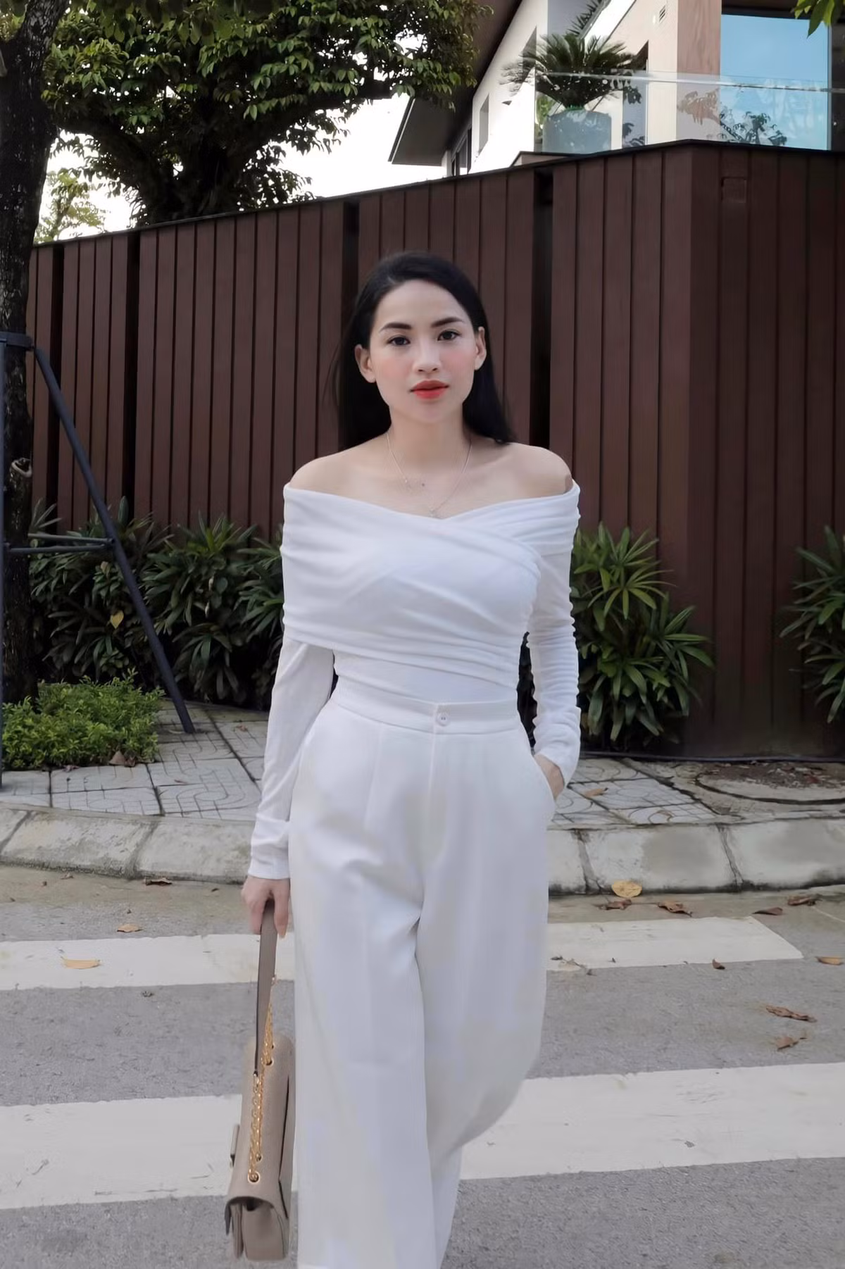 Thời gian qua "chiến thần review" quê Nghệ An vướng lùm xùm về việc livestream bán hàng và bị lập group anti lên đến gần 150.000 thành viên. Cũng vì ồn ào này, mà những câu chuyện trong quá khứ của cô nàng đã bị đào lại..