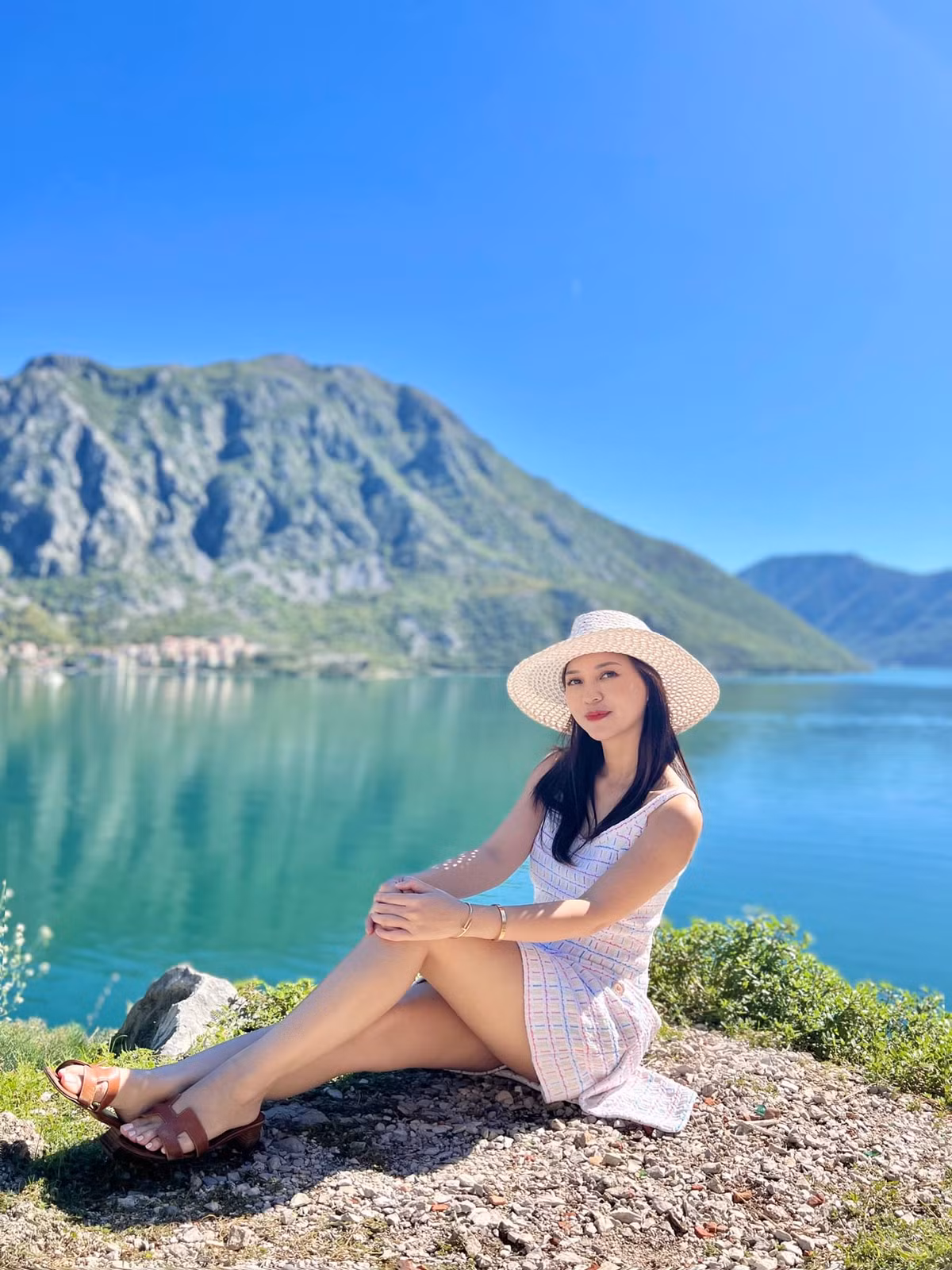 Để giữ được điều này, nữ beauty blogger tiết lộ không bao giờ cãi lại mẹ chồng. "Mẹ nói gì mình cũng nhẹ nhàng dạ thưa nhưng làm theo hay không thì mình sẽ để sau đó”, cô chia sẻ.