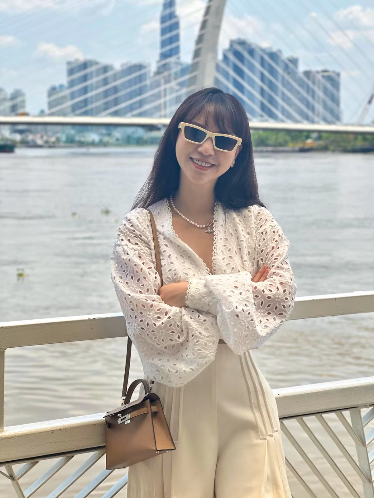 Cô có niềm đam mê với mỹ phẩm, chưa bao giờ vì tiền để review. Các sản phẩm mà cô review đều thuộc hàng cao cấp hoặc mỹ phẩm đến từ một tập đoàn uy tín nào đó. Ảnh: FBNV