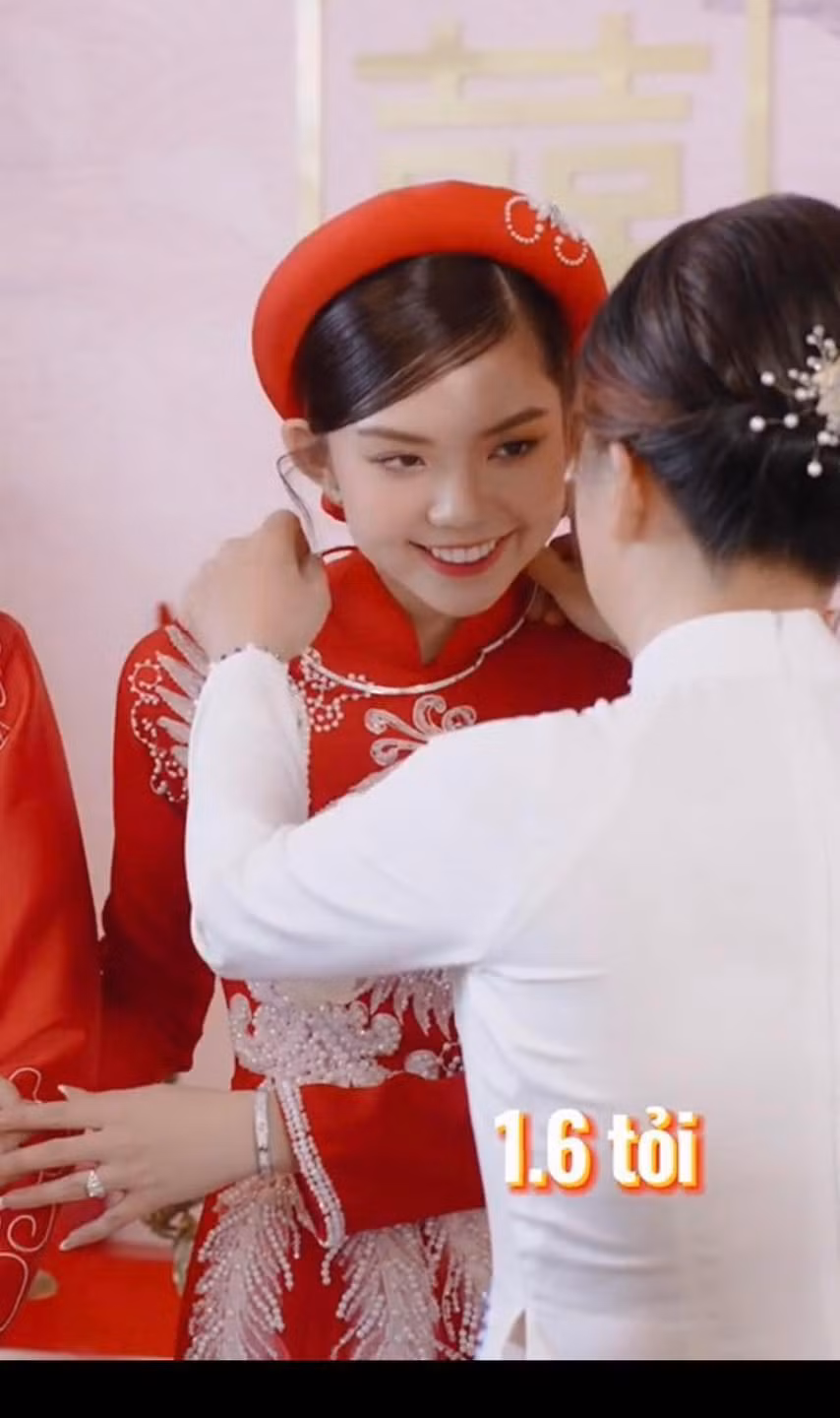 Chưa dừng lại ở đó, cô dâu, chú rể còn nhận được tấm chi phiếu giá trị 5 tỷ đồng cũng rất nhiều vàng cưới.