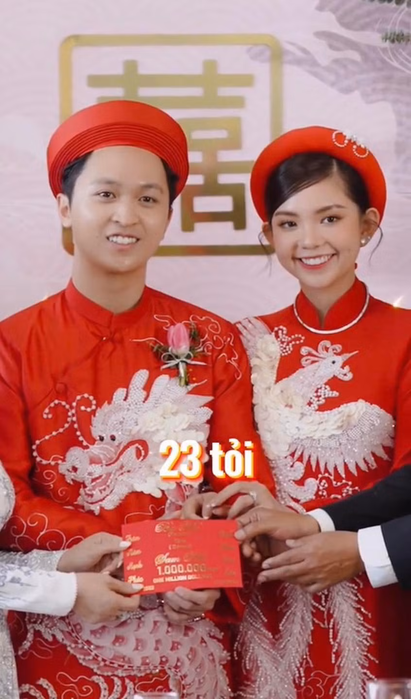 Theo đó, cặp đôi được bố mẹ trao nhiều tiền bạc và phần quà giá trị. Về phía bố mẹ cô dâu, 2 vị phụ huynh đã cho con gái khoảng 1 triệu USD (23 tỷ đồng) và 1 căn nhà mặt đường trị giá 3 triệu USD (70 tỷ đồng). Như vậy, số hồi môn cặp đôi nhận được là khoảng 100 tỷ đồng.