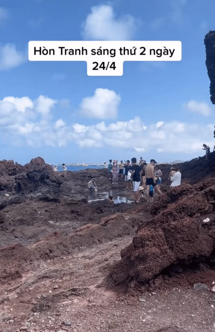 Ngay cả hòn Tranh (một hòn nhỏ trong hệ thống đảo tại Phú Quý) cũng rơi vào cảnh người người chật như nêm.