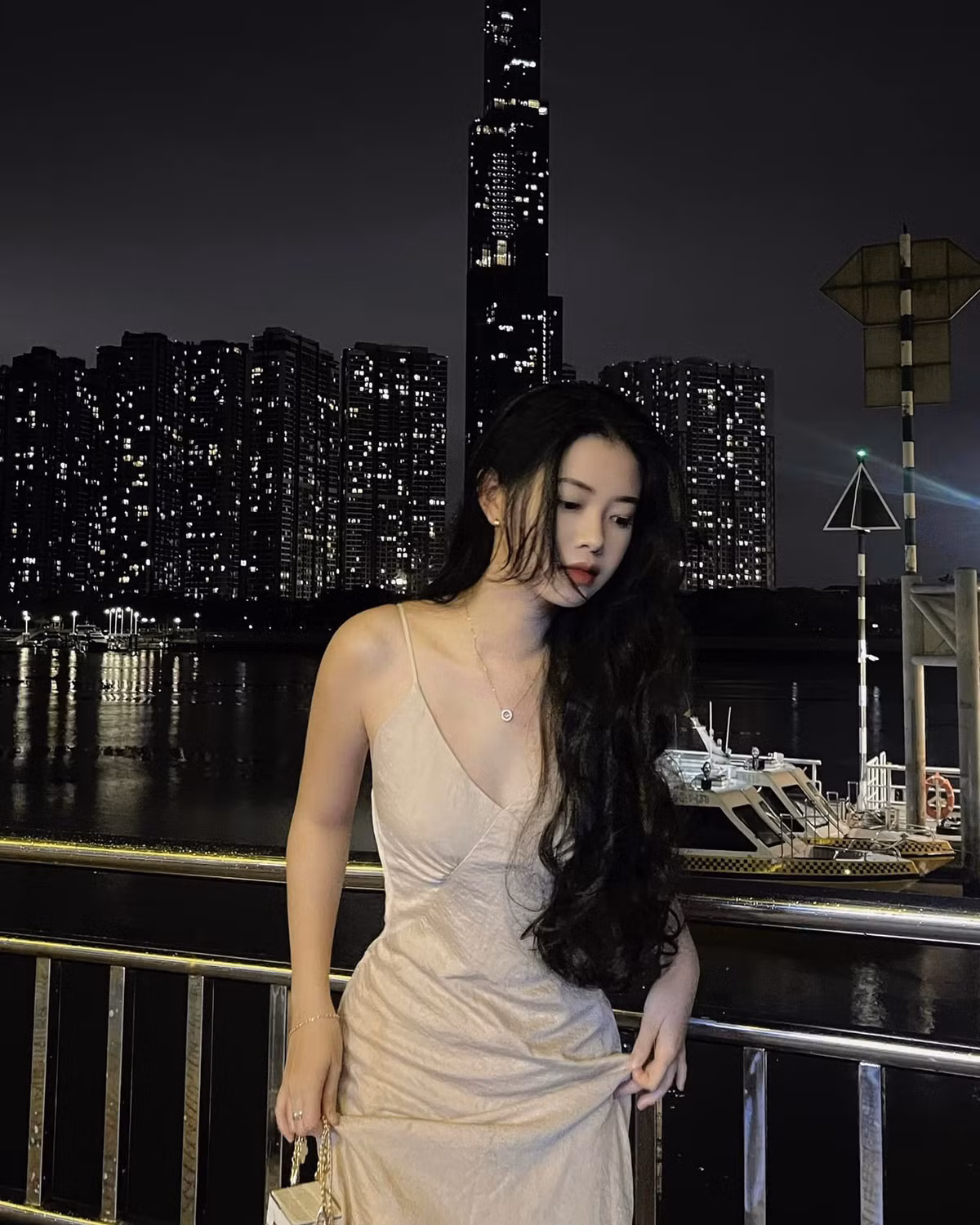 Theo dõi trang cá nhân của cô giáo trẻ, nhiều dân mạng bày tỏ học được vô số cách phối đồ đi làm vừa thanh lịch nhưng cũng rất trendy của cô giáo.