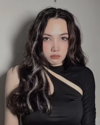 Rời bục giảng, cô giáo Gen Z lại quay trở về đúng tuổi của mình với những trang phục trẻ trung.