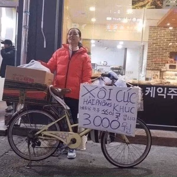 Hình ảnh này là của chị Vũ Thị Phương (quê ở Hải Phòng) - chủ quán ăn bán món xôi khúc trên một con phố ở Hàn Quốc.