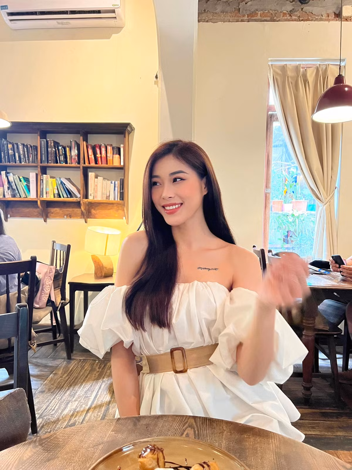 Bên cạnh Mỹ Huyền, hoa khôi bóng chuyền Đặng Thu Huyền cũng nổi tiếng không kém cạnh.