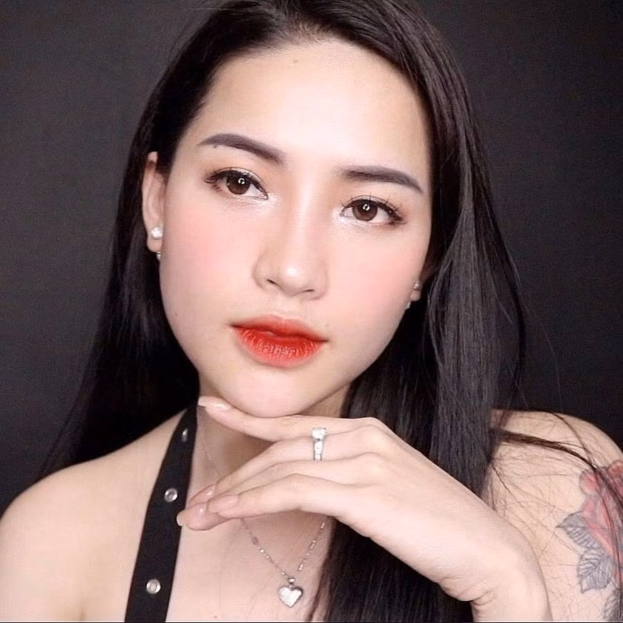 Có lẽ từ những review quá chân thật, quá thẳng mà hiện tại cô nàng bị cộng đồng mạng quay lưng, các nhóm antifan của Võ Hà Linh mọc lên như nấm sau mưa. Ảnh: Tổng hợp
