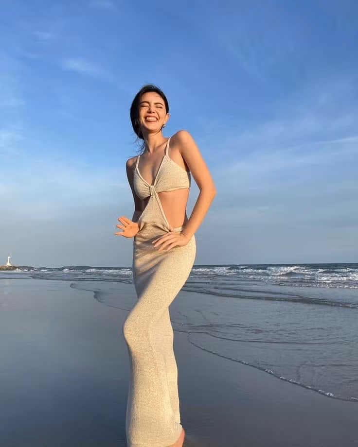 Bởi chất liệu giãn cùng với tông màu nude nên khi Mai Davika diện lên đã tạo thành kiểu áo xuyên thấu.
