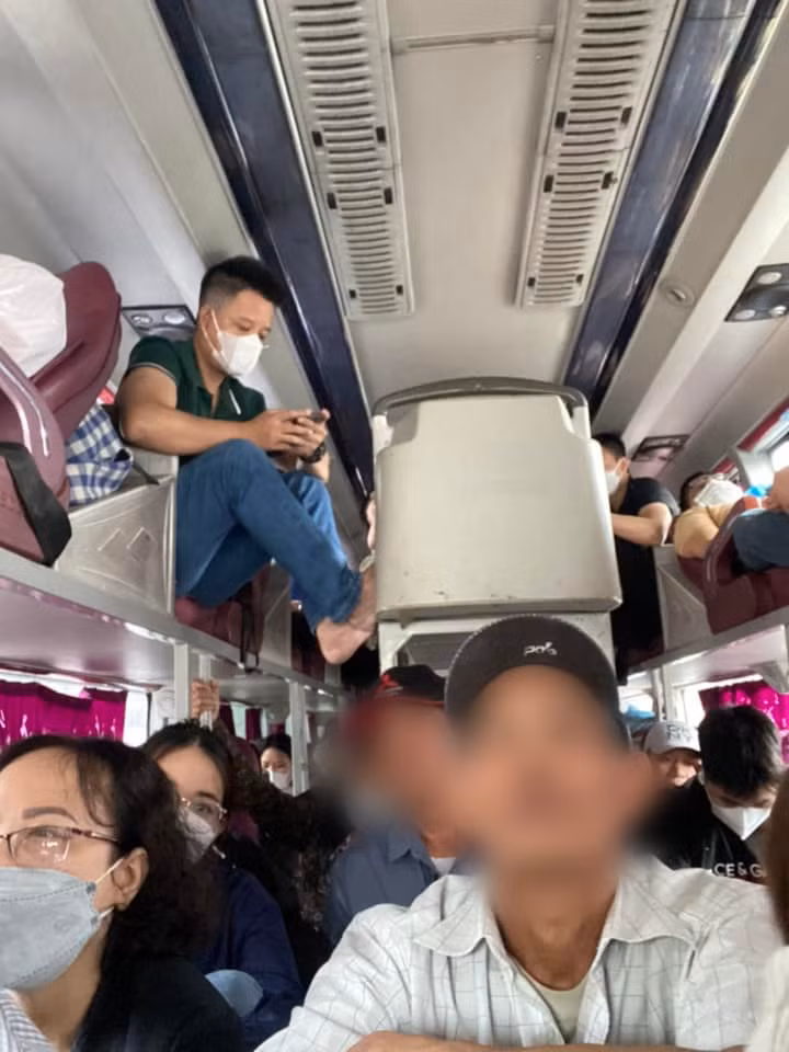 Ngay từ đầu giờ chiều, không ít người đã ra bến xe để về quê nghỉ lễ với tâm lý về sớm sẽ vắng người hơn. Tuy nhiên đông thì vẫn hoàn đông, cảnh nhồi nhét, chen chúc lại xuất hiện.