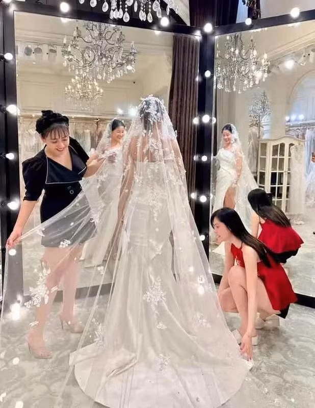 Dành món quà khủng cho em gái có thể dễ hiểu, thế nhưng Đoàn Di Băng còn yêu chiều bà vú của nhà Đoàn Di Băng là Thiên Kim.