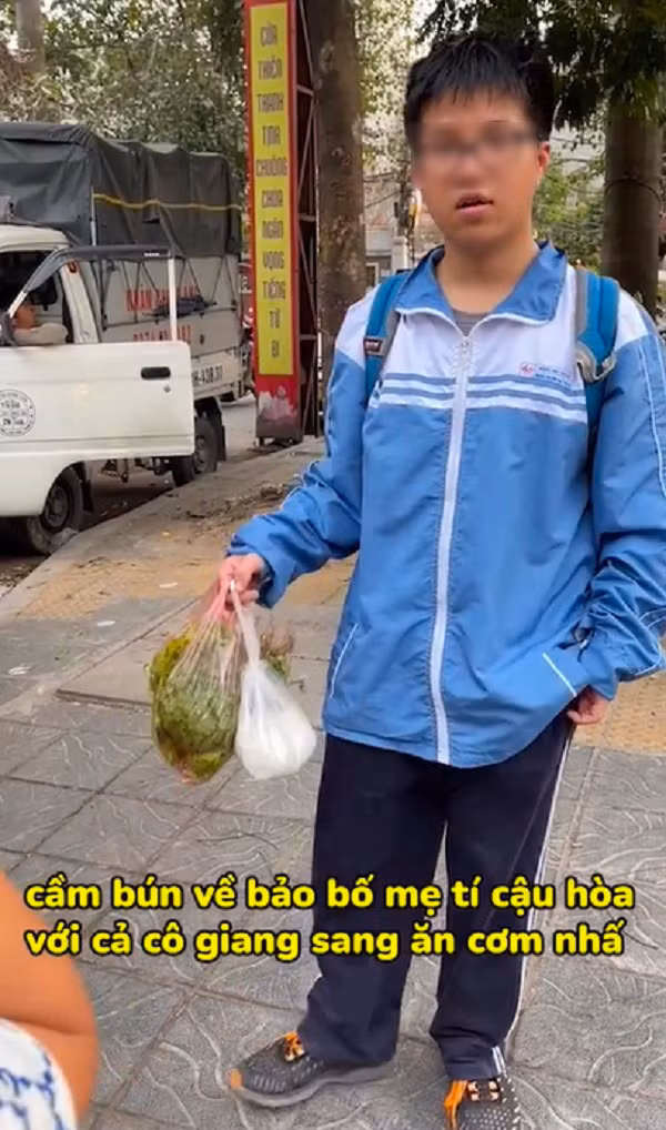 Điển hình là trường hợp một TikToker "đu trend" gặp cậu bé bán nước rồi thản nhiên bảo mang thịt về bảo bố nấu cơm. Tuy nhiên sau đó là câu trả lời đầy xót xa của cậu bé bởi bố em đã không còn nữa. Cứ tưởng rằng nó là một trò đùa vô hại nhưng lại gây tổn thương đến tâm lý của những đứa trẻ.