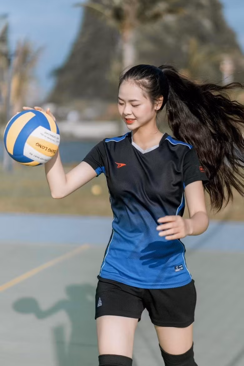 Nữ VĐV bóng chuyền có chiều cao vô cùng ấn tượng (1m70) cùng số đo ba vòng chuẩn người mẫu: 83-62-96 (cm).
