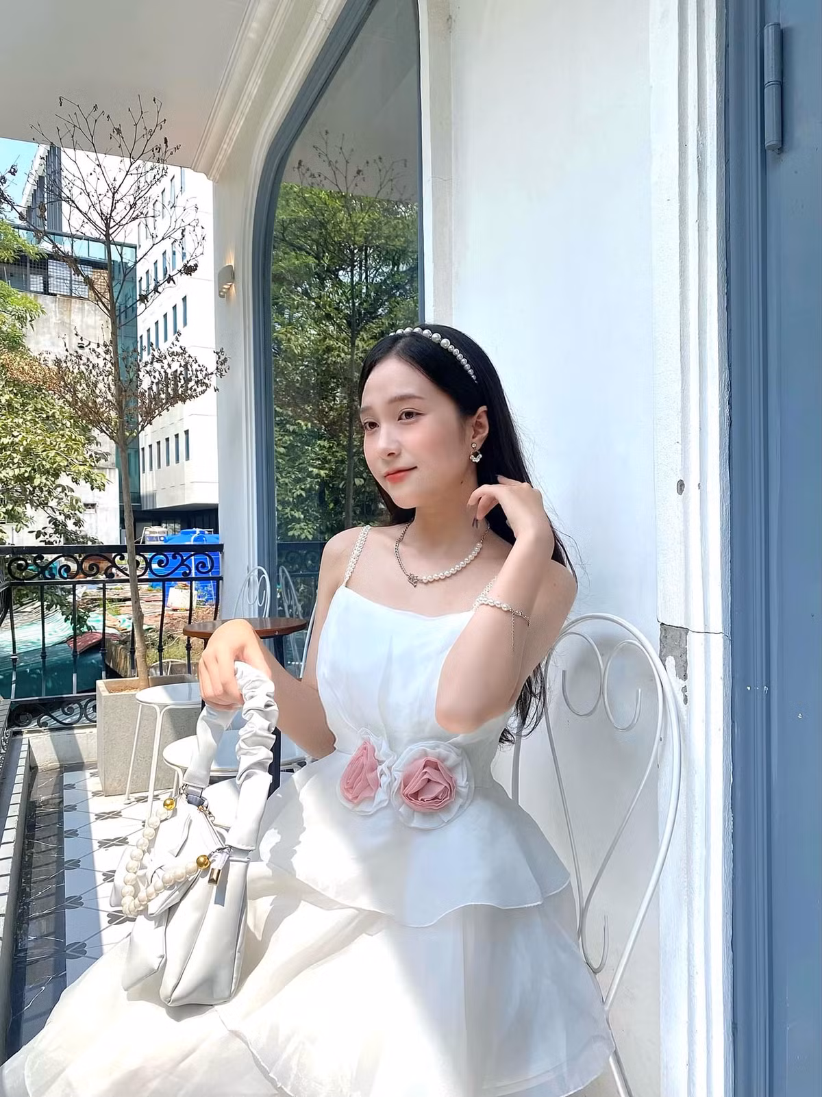 Chỉ trang điểm nhấn vào màu son môi xí muội, cô nàng cũng đủ khiến MXH "điên đảo" vì khoảnh khắc khoe sắc trong veo.