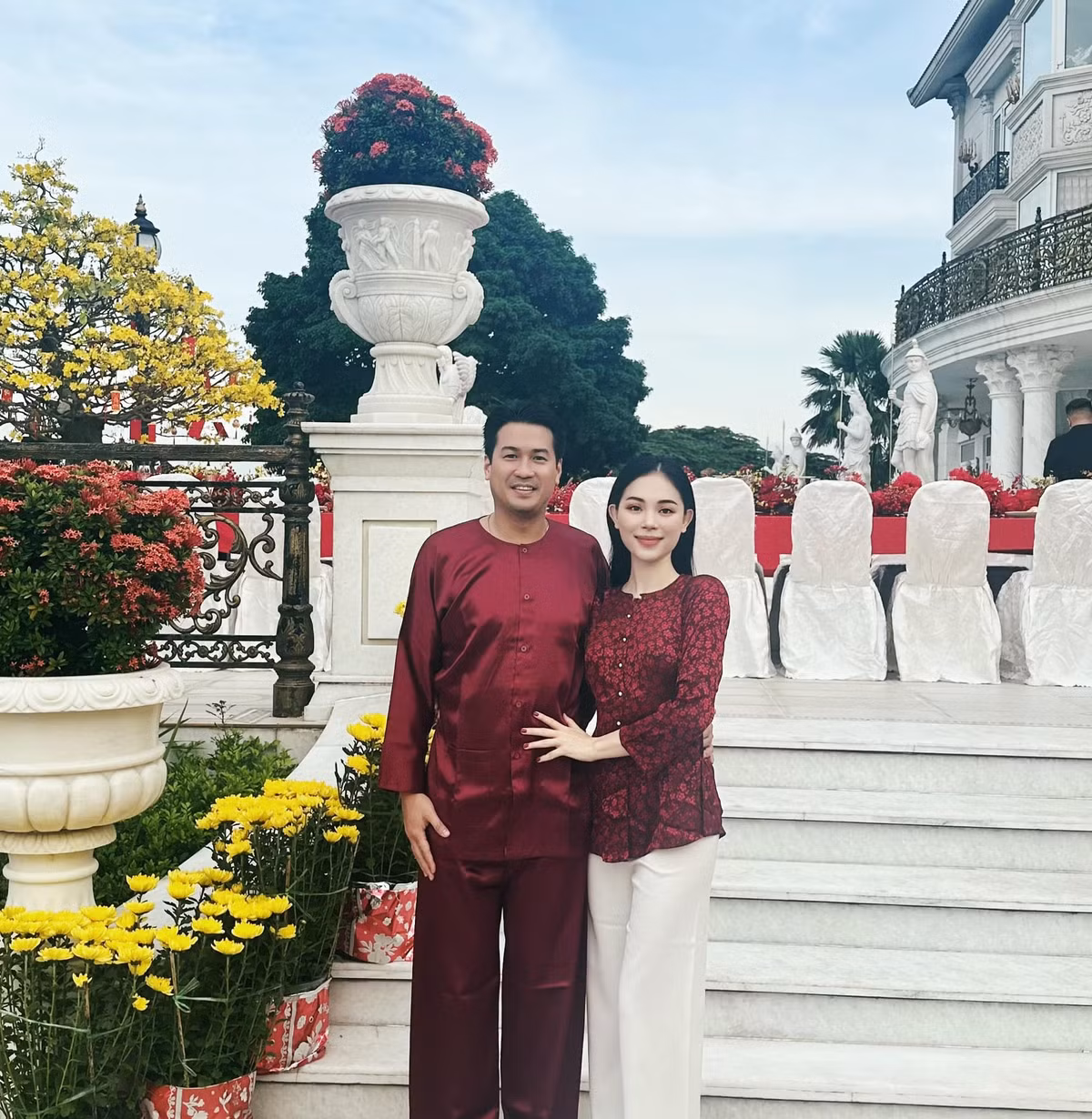 Linh Rin và Phillip Nguyễn quyết định kết hôn sau 4 năm yêu. Cả hai chính thức công khai chuyện tình cảm vào tháng 8/2019.