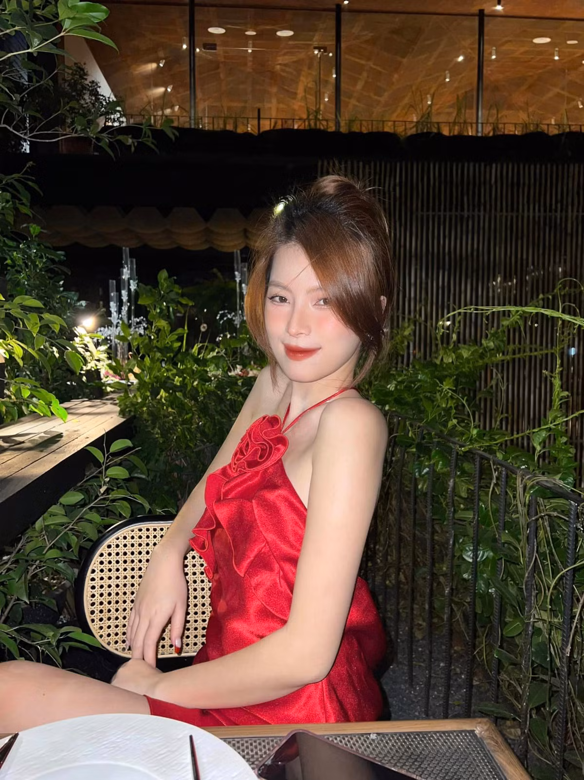 Vốn theo học ngành Thiết kế thời trang của trường ĐH Kiến trúc TP.HCM, nàng WAG hiểu rõ những trang phục mà mình mặc hơn góc nhìn của người qua đường.