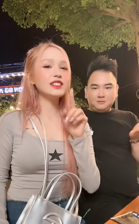 Nhiều người cho rằng nét mặt của nam streamer như đang ra tín hiệu cầu cứu, không thuộc bài mà vợ cứ bắt đu trend.