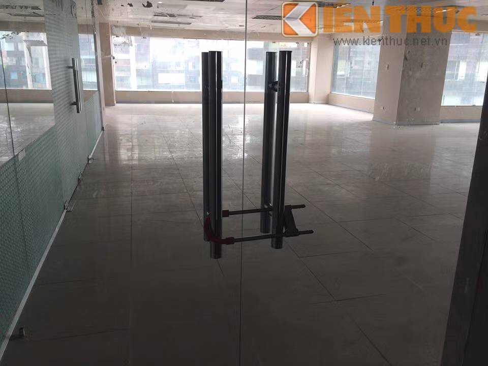 Ngày 19/2, "bộ sậu" 7 lãnh đạo Công ty CP Liên kết sản xuất thương mại VN (Công ty Liên kết Việt) cùng năm đồng phạm bị Cơ quan CSĐT Bộ Công an khởi tố bị can và bắt tạm giam về hành vi lừa đảo, chiếm đoạt tài sản. Công ty đa cấp Liên kết Việt lừa đảo có trụ sở tại tầng 4 tòa nhà 29T1 - khu đô thị Trung Hòa Nhân Chính - Hà Nội không còn tấp nập người ra vào mà cửa đóng then cài, "bốc hơi" toàn bộ trong nhiều ngày gần đây.