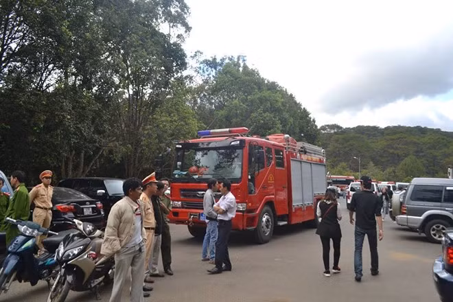 Cảnh sát PCCC, xe cứu thương tại hiện trường thực hiện công tác cứu hộ. Ảnh: K.Lịch