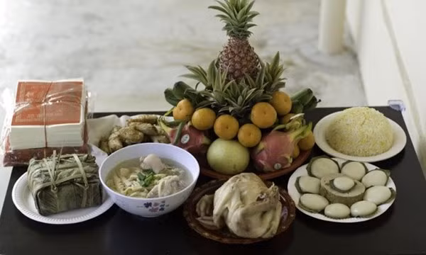 Tùy theo truyền thống và khả năng, nhu cầu của gia đình, mâm cỗ cúng giao thừa ngoài các món mặn, có thêm các lễ vật như: ngũ quả, vàng mã, hương, hoa, đèn nến, trầu cau, rượu, trà, bánh. Tuy vậy, lễ vật to nhỏ không quan trọng mà cái quan trọng nhất vẫn là sự thành kính, tâm hướng về tổ tiên trong ngày này.