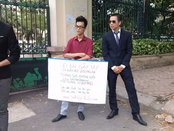 Đối tượng của kinh doanh đa cấp: Các công ty lừa đảo không chừa bất kỳ đối tượng nào để "săn", tuy nhiên, các nhóm như sinh viên mới nhập học, người già, bà nội trợ... thường được nhắm để dụ tham gia kinh doanh đa cấp. Đây đều là những nhóm muốn tranh thủ thêm thời gian nhàn rỗi để tăng thu nhập và chọn công việc nhẹ nhàng. Hai thanh niên dụ sinh viên bán hàng đa cấp kiếm 200 triệu/tháng công khai trước cổng trường. Ảnh: MTG