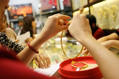Đối với tuổi vàng, anh Nguyễn Thành Vinh (chủ tiệm vàng trên đường Cầu Giấy cho biết): "Khi mua có thể chú ý các chi tiết như vàng 18k thường có số 750 khắc bên trong, vàng 14k là 585…".