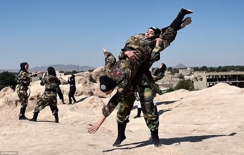 Môn võ Ninjutsu được kết hợp với các kỹ năng đặc vụ bí mật và lính đánh thuê, chuyên về phương pháp chiến tranh không chính thống ở Nhật Bản trong khoảng thời gian từ 1185 đến 1868.