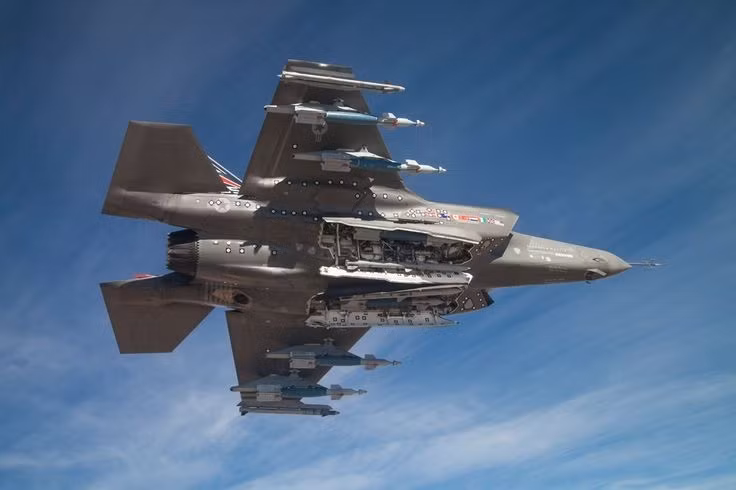 Trước khi chương trình F-35 sắp chính thức được trang bị AIM-9X, Tư lệnh Không quân Mỹ, Tướng Herbert Carlisle từng thừa nhận: "Tiêm kích F-35 không phải là một mẫu máy bay linh hoạt và không được thiết kế cho cận chiến trước đối thủ như Su-35 của Nga".